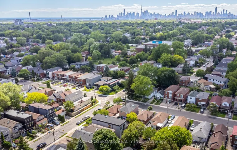 10 Hamstead Avenue 104330273, Toronto E03, ON M4C 2S4