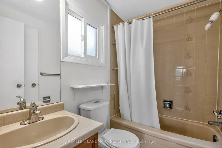 9 Montague Place, Toronto E05, ON M1W 3V5
