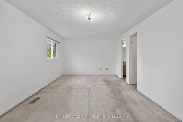 9 Montague Place, Toronto E05, ON M1W 3V5