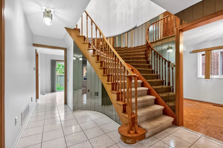 9 Montague Place, Toronto E05, ON M1W 3V5