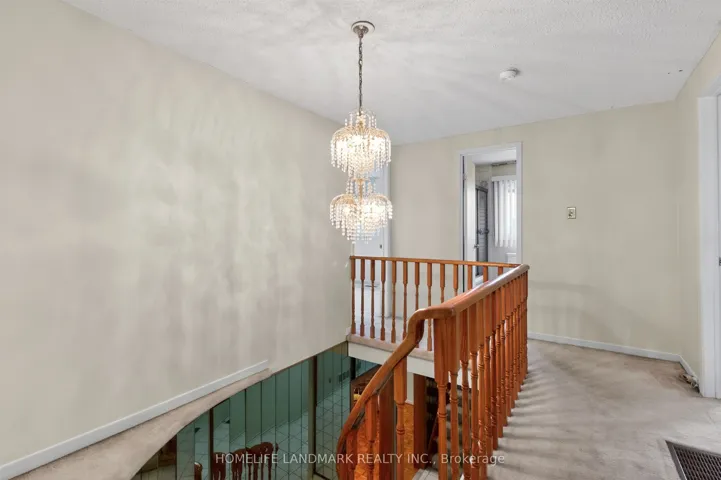 9 Montague Place, Toronto E05, ON M1W 3V5