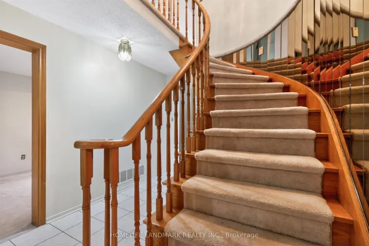 9 Montague Place, Toronto E05, ON M1W 3V5