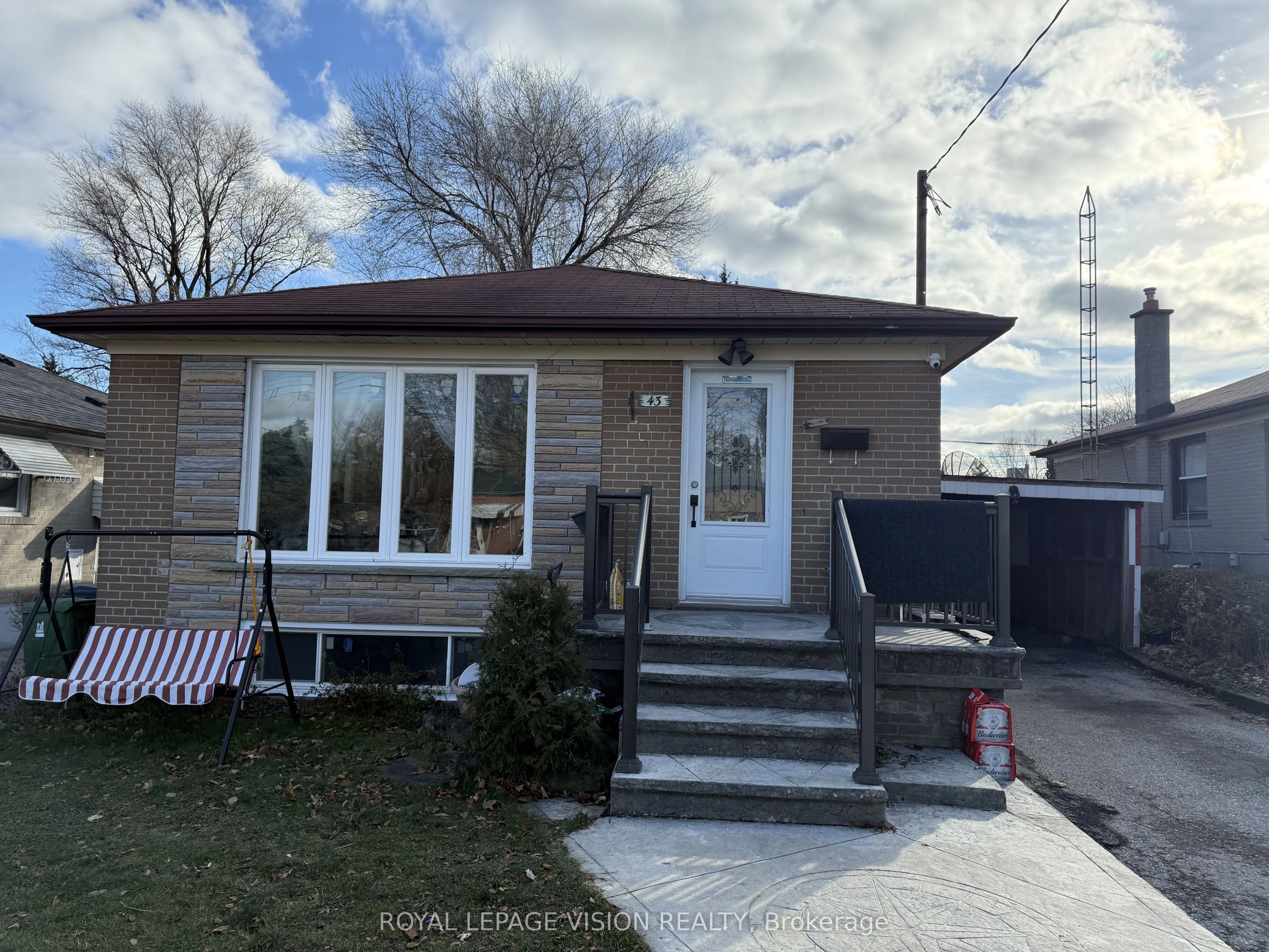 Detached Home For Lease | E13708386