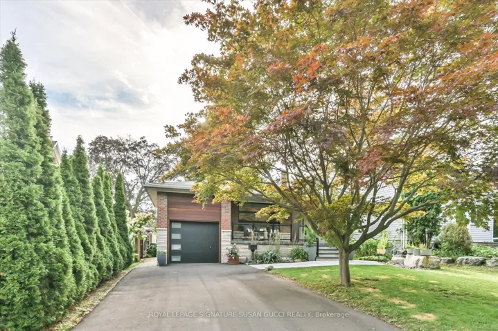 16 Squires Avenue, Toronto E03, ON M4B 2R3