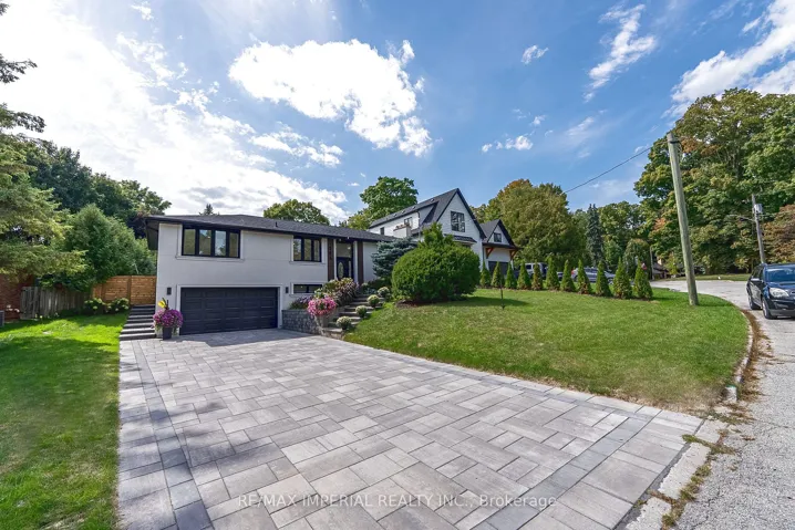 206  Richard  Avenue, Newmarket, ON L3Y 4P7