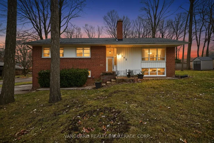142  Beechwood  Crescent, Newmarket, ON L3Y 1W3