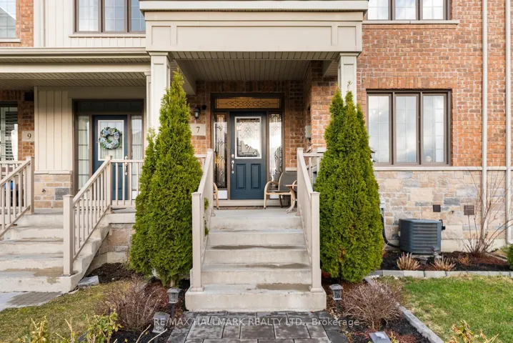 7 E Carratuck  Street, East Gwillimbury, ON L9N 0S5