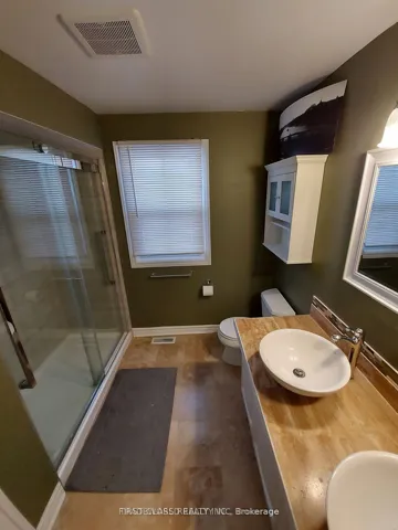 880 Leslie Valley Drive, Newmarket, ON L3Y 7G9
