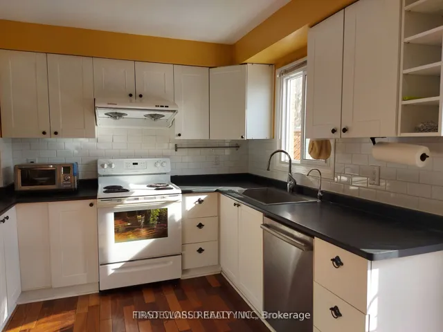 880 Leslie Valley Drive, Newmarket, ON L3Y 7G9
