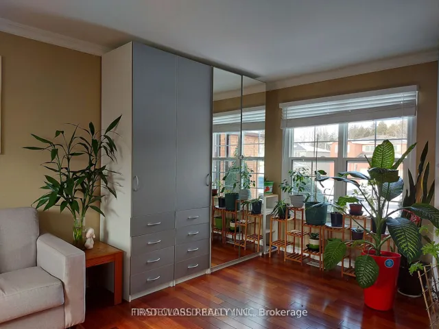 880 Leslie Valley Drive, Newmarket, ON L3Y 7G9