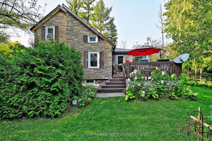 wonderful large deck and entrance to family room