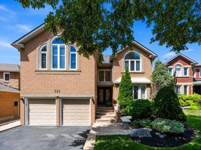 Beautifully Landscaped front entrance!