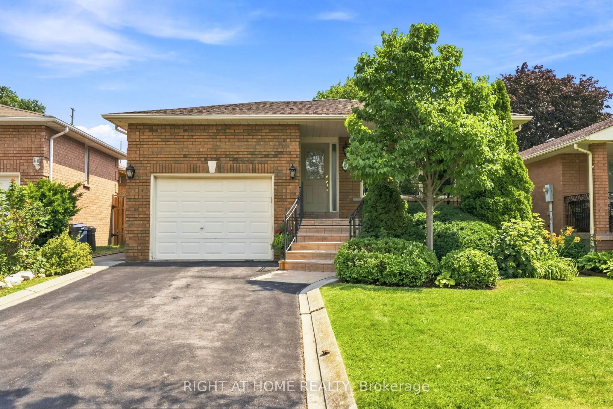 Detached Home For Sale | N13652912