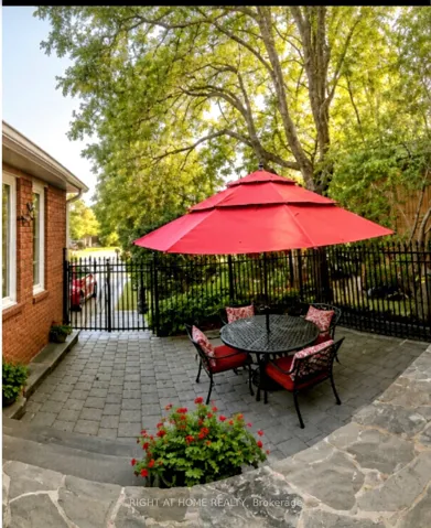 70 Bellona St - Inviting Front Inner Courtyard