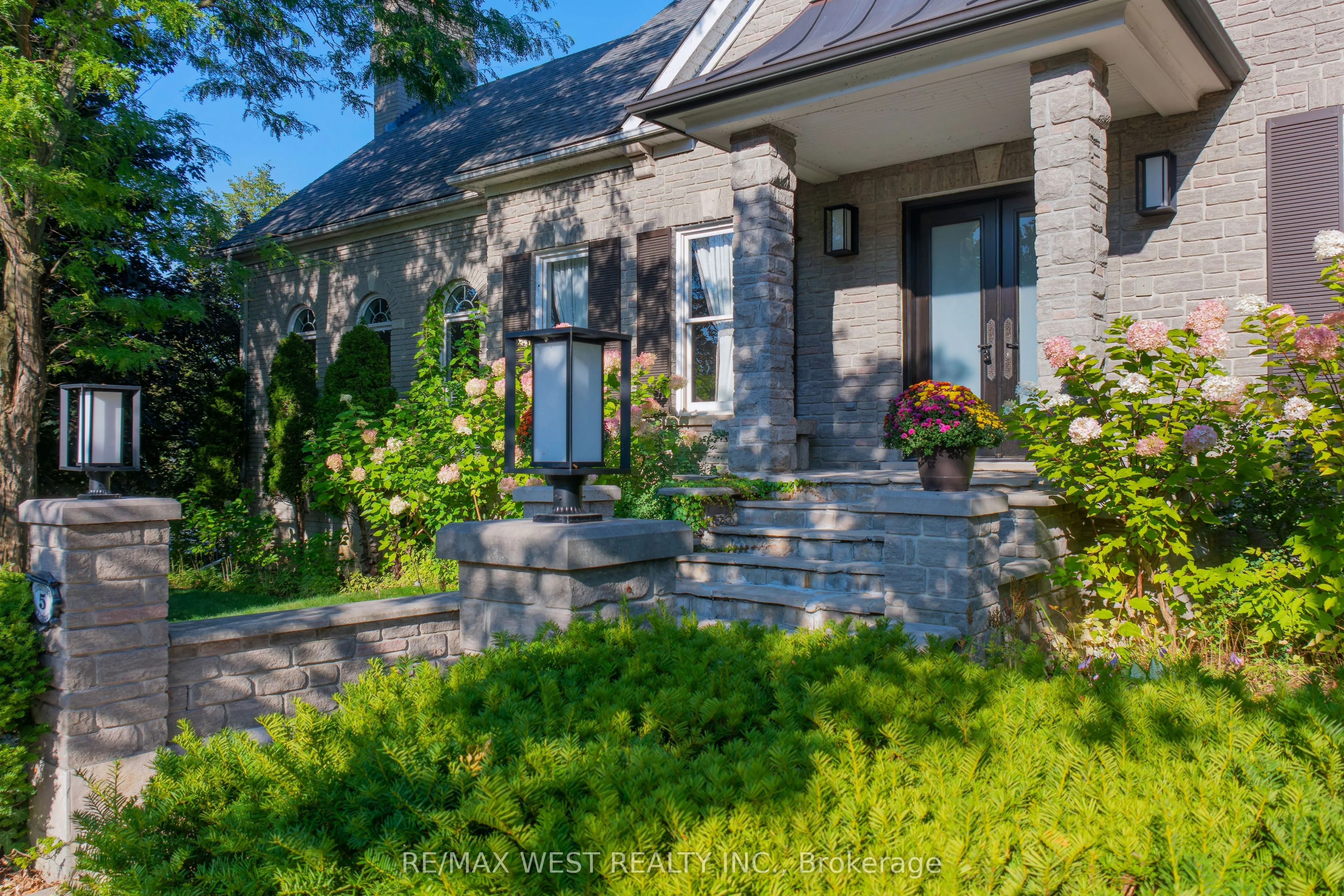 Detached Home For Sale | N13683880
