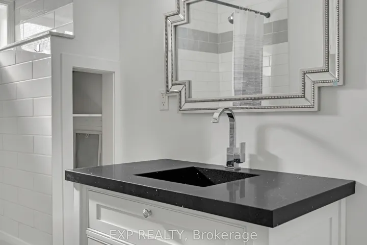 Main bathroom vanity