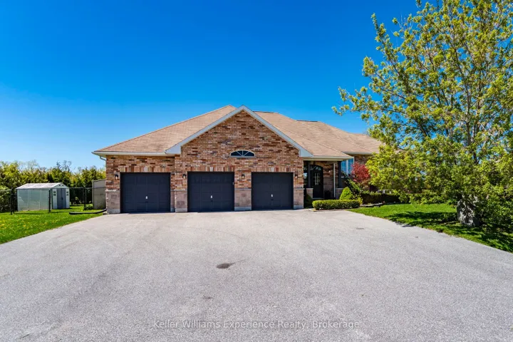 Bungalow. Triple Car Garage and Room to Park 8+