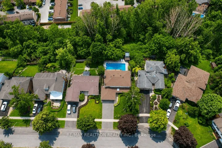 18 Debra Crescent, Barrie, ON L4N 3T1