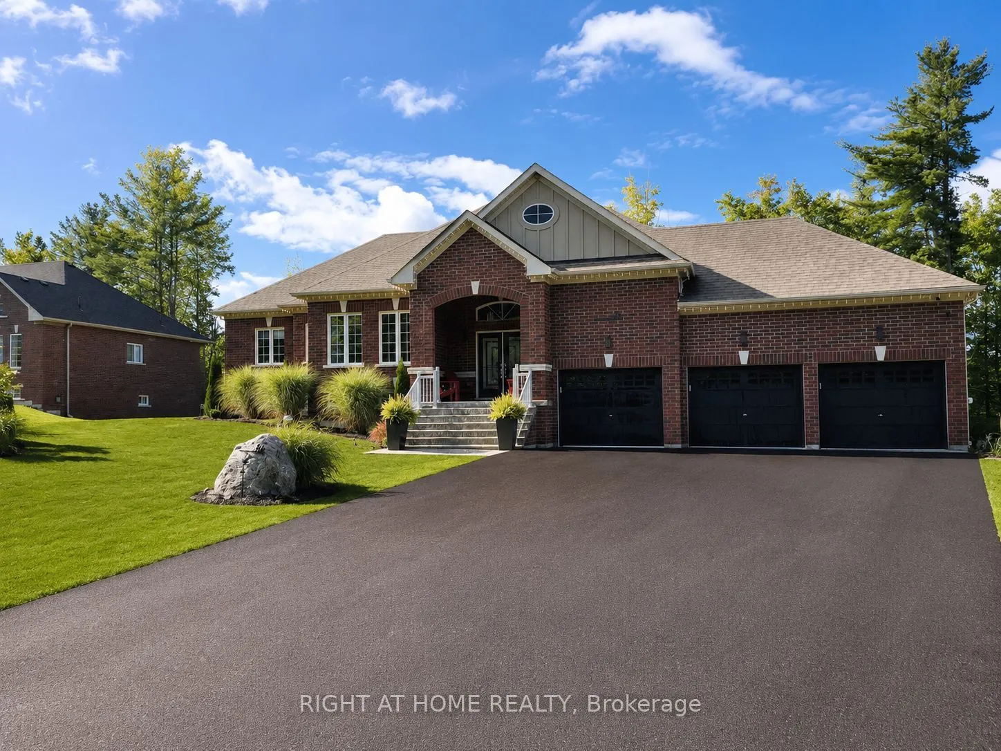 Detached Home For Lease | S13559756