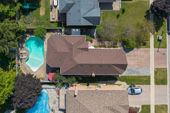 19 Grand Forest Drive, Barrie, ON L4N 7E7