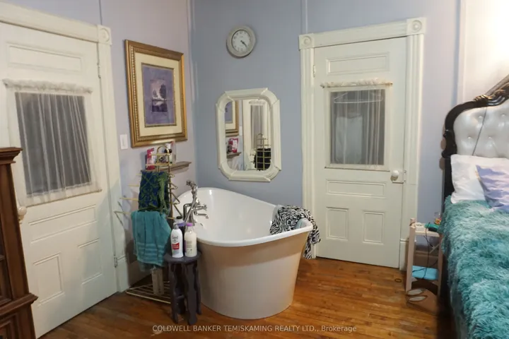Soaker Tub & Closet to Laundry