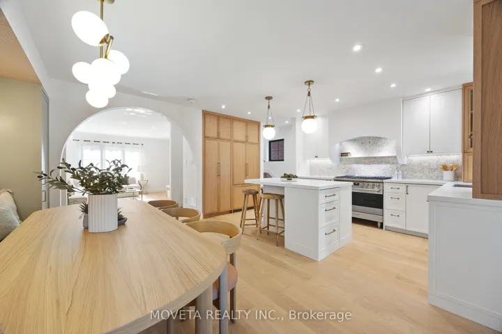 4  Mahoney  Avenue, Toronto W04, ON M6M 2H4