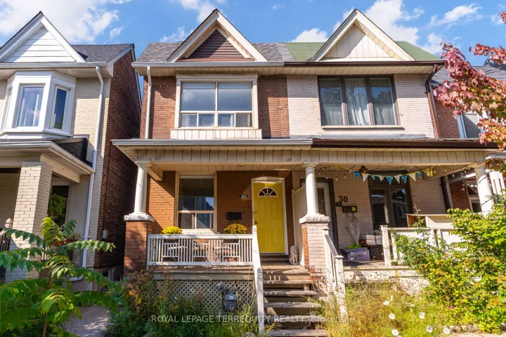 30 1/2 Macaulay Ave: Exterior