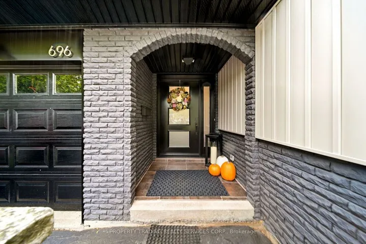 696  Francis  Road, Burlington, ON L7T 3X7