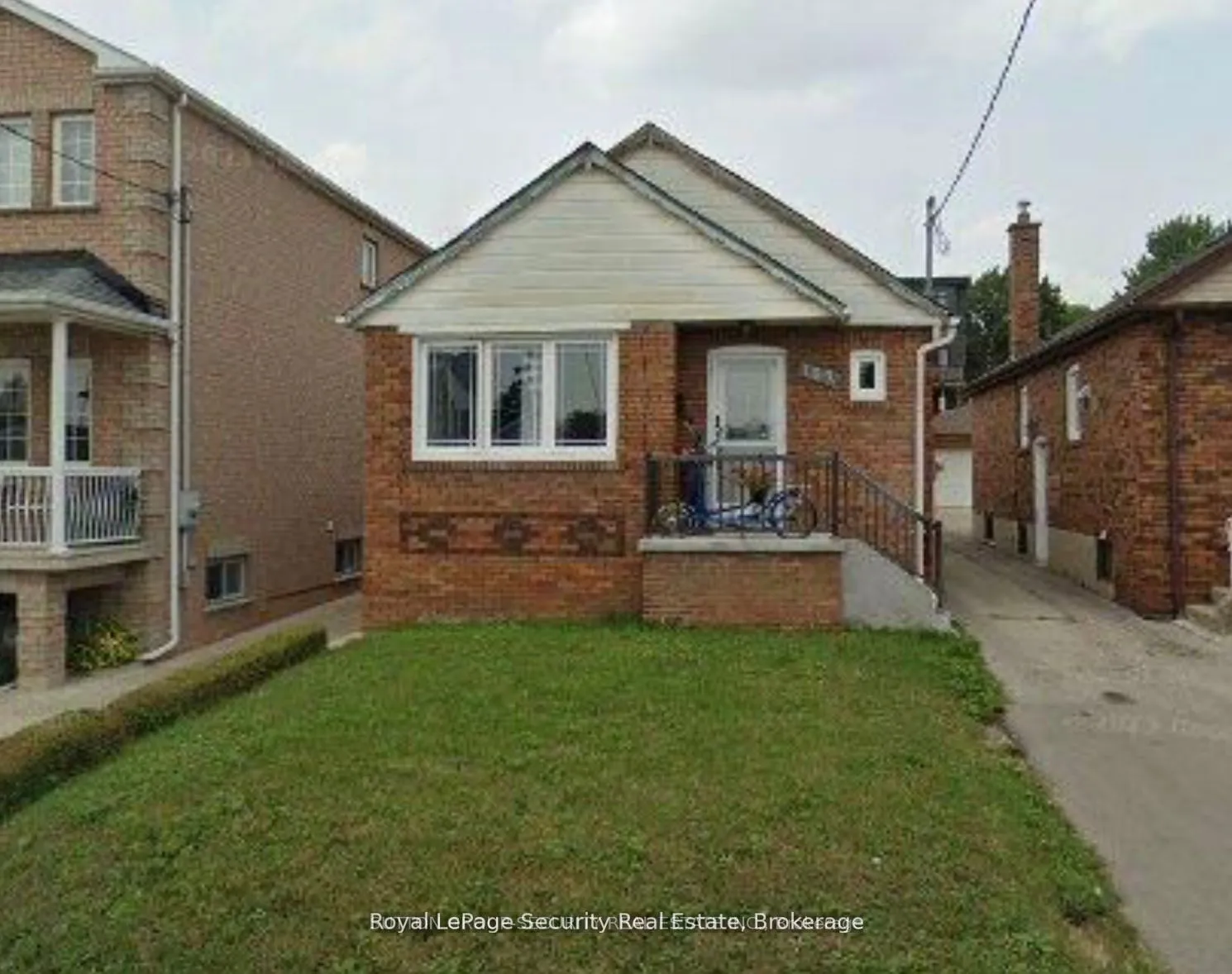 Detached Home For Lease | W12593718