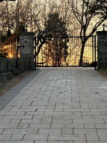 100  Appleby  Place, Burlington, ON L7L 2X1