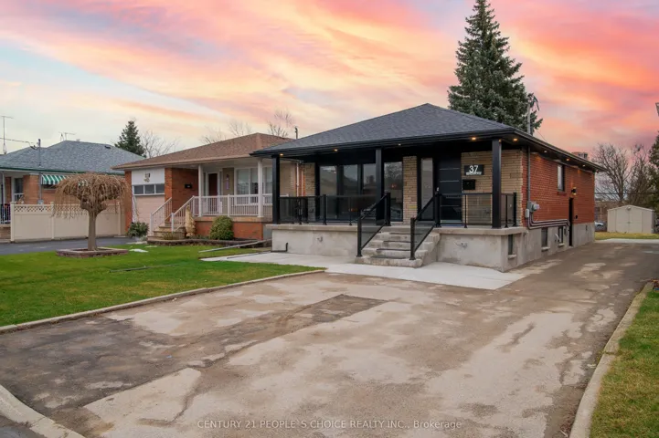 37  Bentworth  Avenue, Toronto W04, ON M6A 1P1