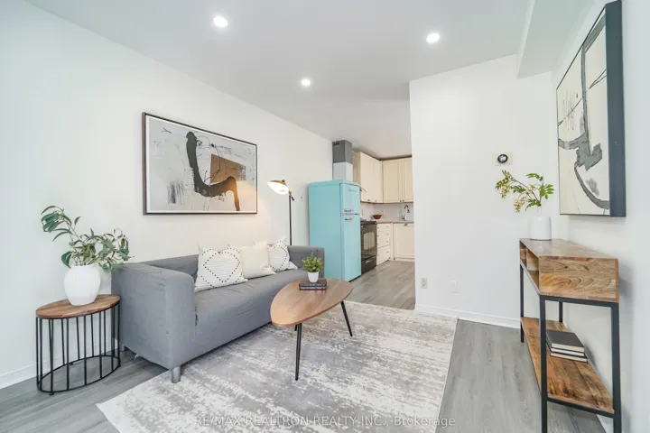 47  Greendale  Avenue, Toronto W03, ON M6N 4P4