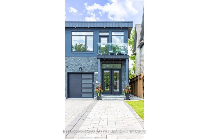 STYLISH HOME NEAR THE LAKE WITH 6 PARKING SPOTS