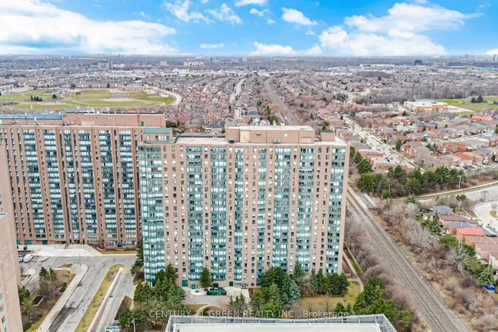 135  Hillcrest  Avenue, Mississauga, ON L5B 4B1