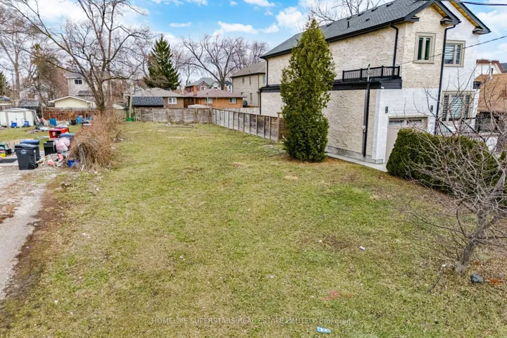 1073  Westmount  Avenue, Mississauga, ON L5E 1X5