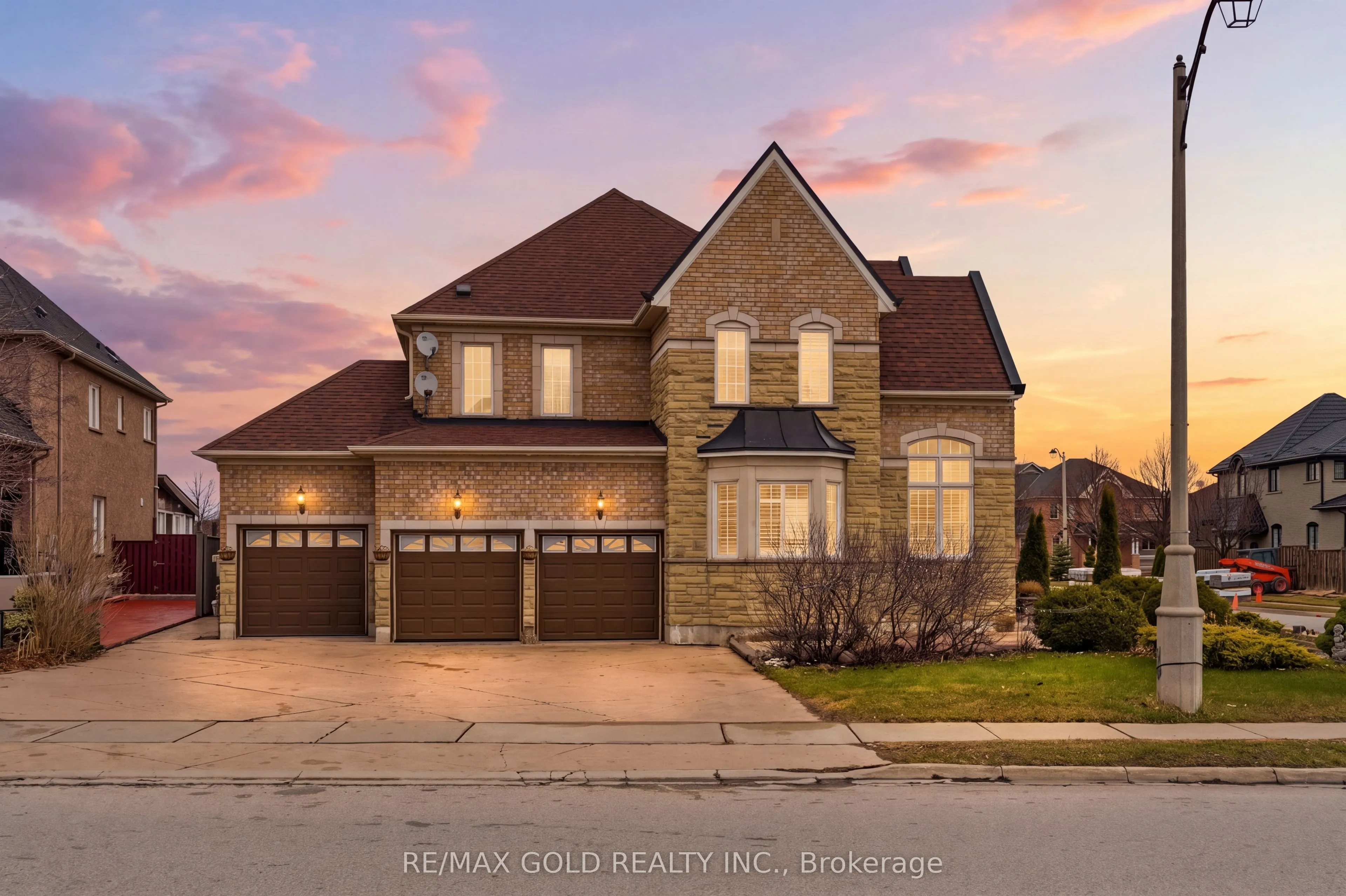 Detached Home For Sale | W12980560