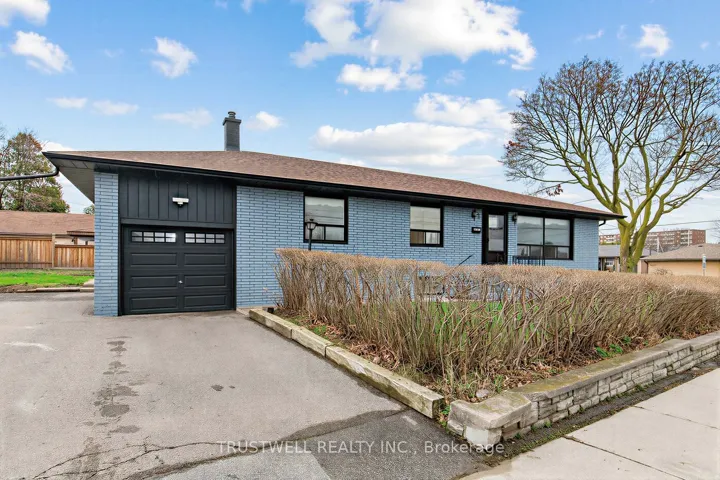2  Del Ria  Road, Toronto W04, ON M6L 1M1