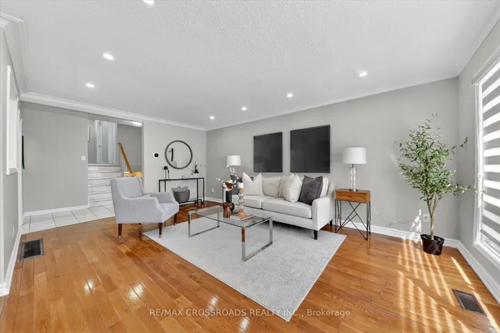 18  De Marco  Boulevard, Toronto W04, ON M6L 2W1