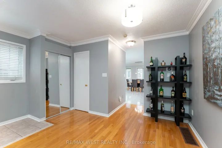 28 Shining Star Crescent, Toronto W04, ON M6M 5L6