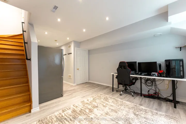 28 Shining Star Crescent, Toronto W04, ON M6M 5L6