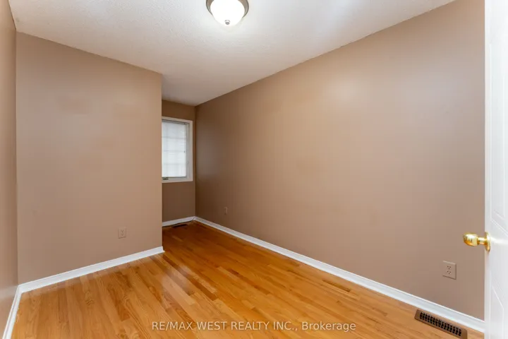 28 Shining Star Crescent, Toronto W04, ON M6M 5L6