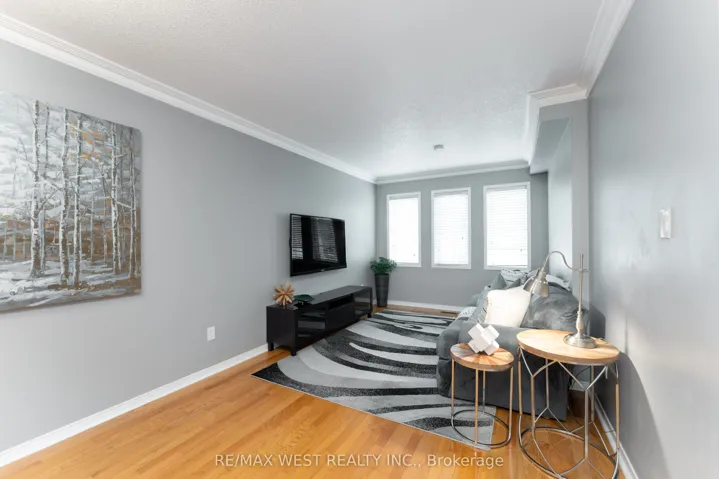 28 Shining Star Crescent, Toronto W04, ON M6M 5L6
