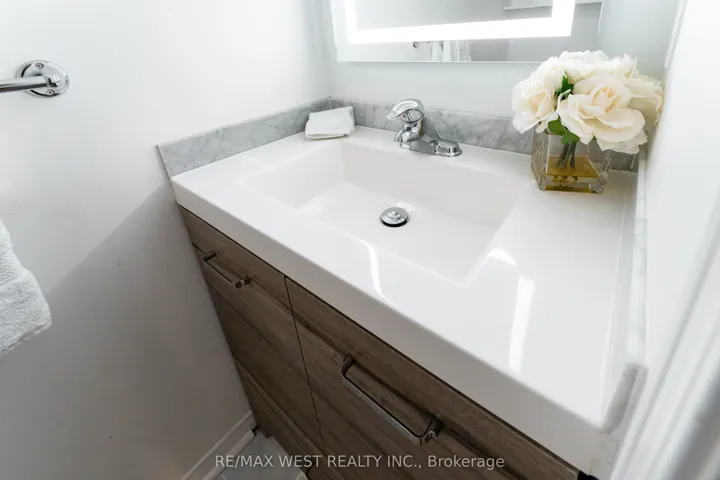 28 Shining Star Crescent, Toronto W04, ON M6M 5L6
