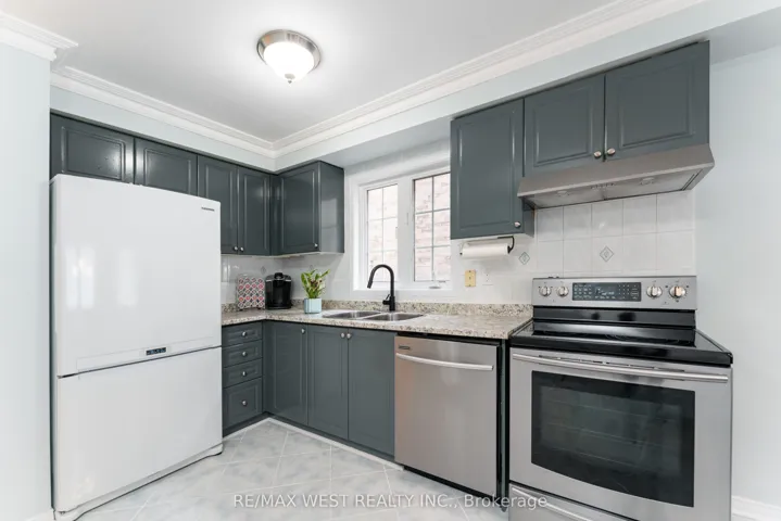 28 Shining Star Crescent, Toronto W04, ON M6M 5L6