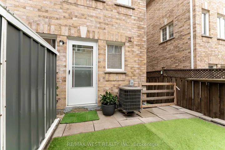 28 Shining Star Crescent, Toronto W04, ON M6M 5L6