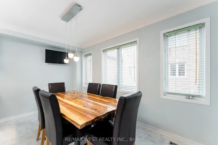 28 Shining Star Crescent, Toronto W04, ON M6M 5L6