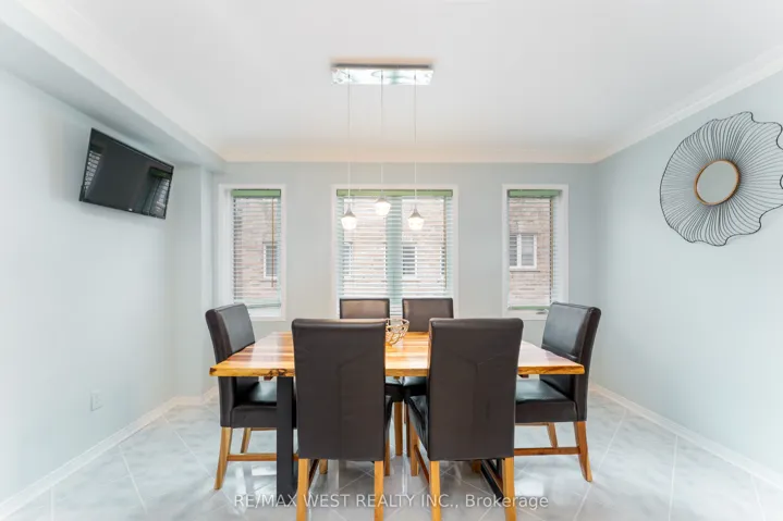 28 Shining Star Crescent, Toronto W04, ON M6M 5L6