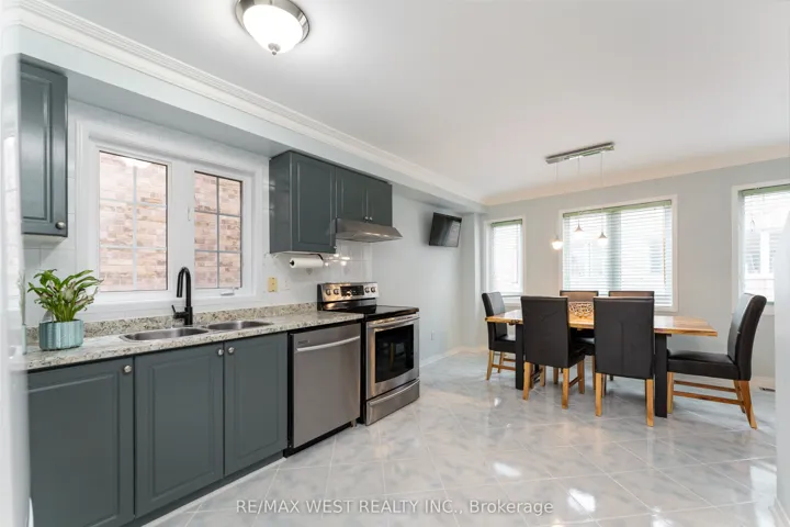 28 Shining Star Crescent, Toronto W04, ON M6M 5L6