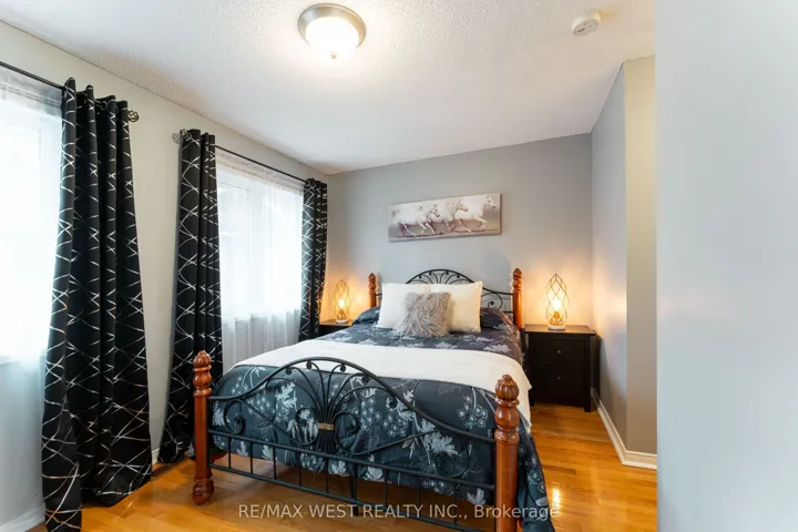 28 Shining Star Crescent, Toronto W04, ON M6M 5L6