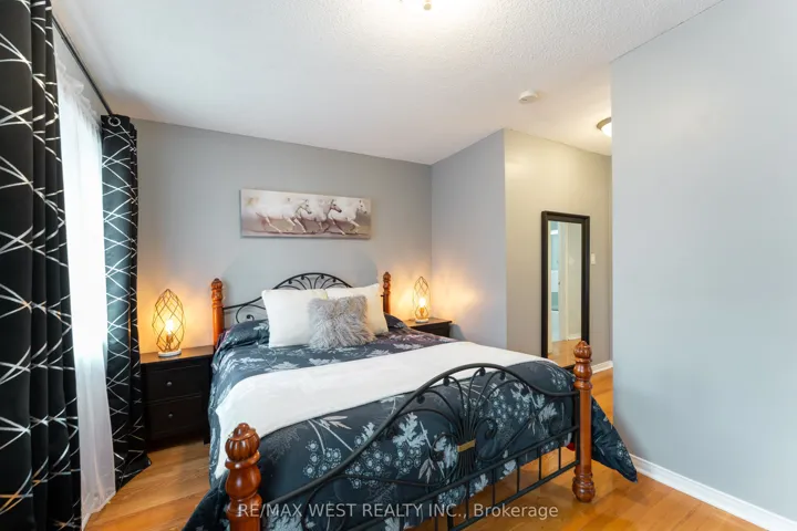 28 Shining Star Crescent, Toronto W04, ON M6M 5L6